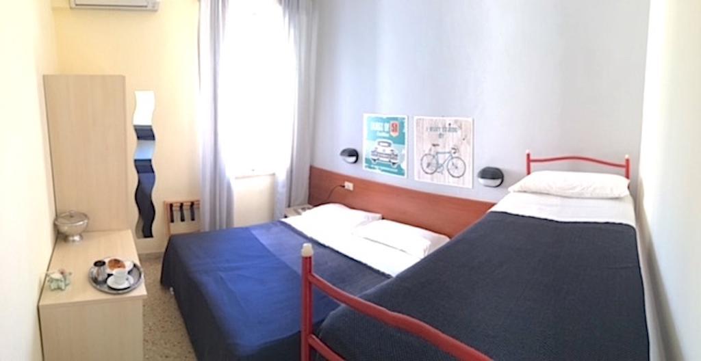 Hotel Byron Solo Per Giovani Riccione Eksteriør billede