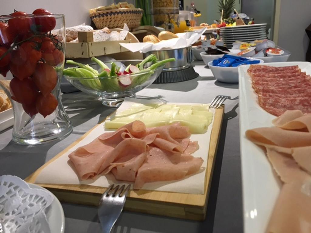 Hotel Byron Solo Per Giovani Riccione Eksteriør billede